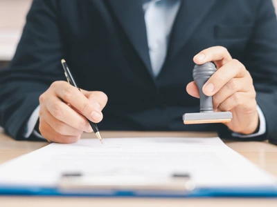 Droit de timbre à 50 € : ce que les entreprises doivent savoir (et pourquoi le recouvrement n&rsquo;est pas concerné)